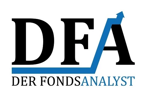 Logo von &quot;Der Fondsanalyst&quot; (DFA) in Schwarz und Blau. Der Schriftzug &quot;DFA&quot; integriert einen blauen, aufwärtszeigenden Pfeil, der Wachstum symbolisiert. Darunter steht &quot;Der Fondsanalyst&quot; in einer klaren Serifenschrift.